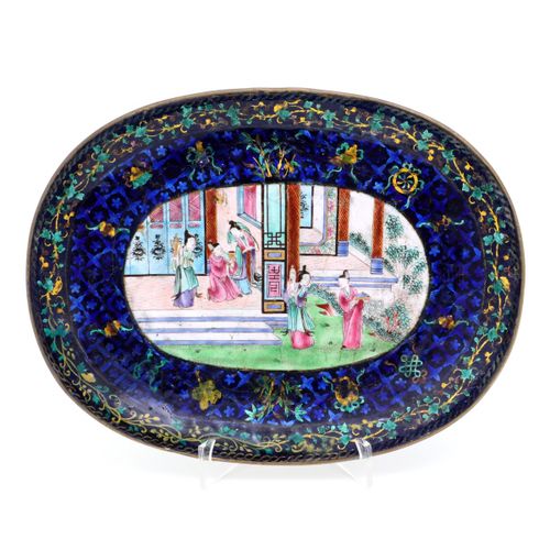 A SMALL PLATTER A SMALL PLATTER Canton enamel, decoration with Oriental figures.&hellip;