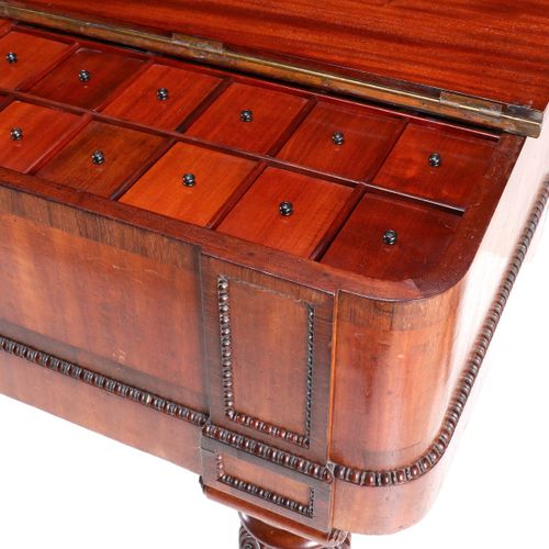 A VICTORIAN PIANO 一架维多利亚时代的钢琴，被改编成餐具柜，古巴桃花心木，镶嵌巴西红木。里面有一个抽屉和16个有盖隔间。雕刻的腿。英国，19世纪&hellip;