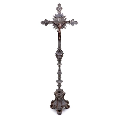 A CRUCIFIX 一件CRUCIFIX锡器，铜质基督，有鎏金和棕色的青铜。螺钉底座，可与火炬相适应。高度（火炬）：43.5厘米。总尺寸：87.5x29厘米。
