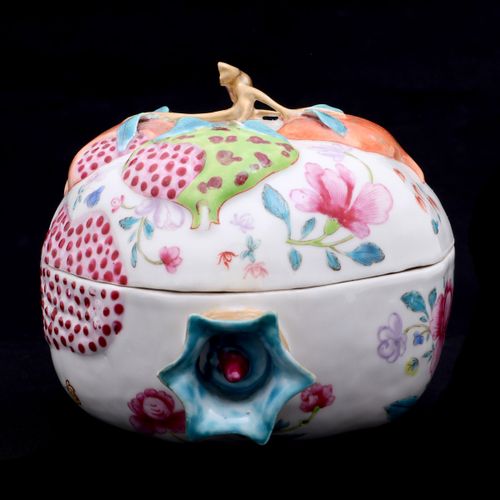 A POMEGRANATE SHAPED BOX 石榴盒 中国外销瓷器，乾隆时期（1736-1795），粉彩，浮雕石榴和花朵的装饰。直径：18厘米。