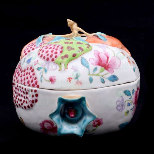 A POMEGRANATE SHAPED BOX 石榴盒 中国外销瓷器，乾隆时期（1736-1795），粉彩，浮雕石榴和花朵的装饰。直径：18厘米。