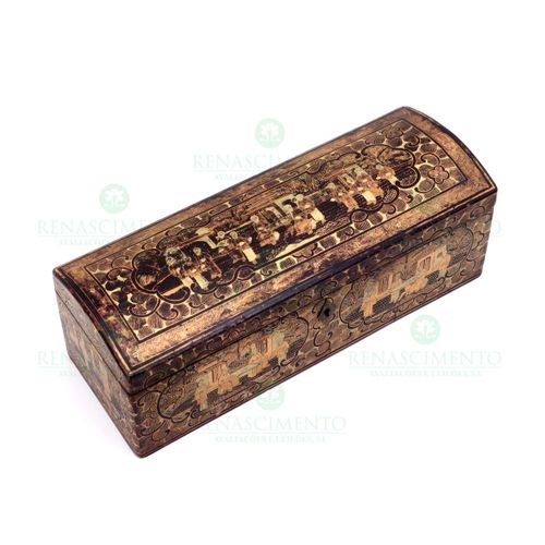 AN ORIENTAL BOX 一个东方盒子 形状像一个箱子，黑色和镀金的漆木，描绘了中国的生活场景。内部有可移动的架子。中国，清朝，19世纪。小缺陷。尺寸：9&hellip;