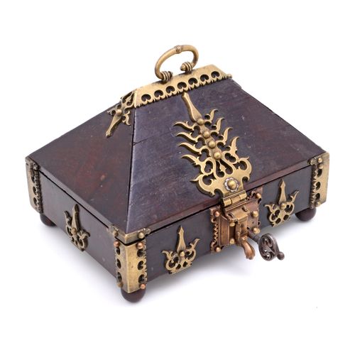 A BOX-CHEST 一个被称为 "犹太人的箱子 "的箱子。大理石木，装饰有黄色金属支架和银锁，无标记。原来的钥匙。科钦，印度，16/17世纪。尺寸：22x2&hellip;