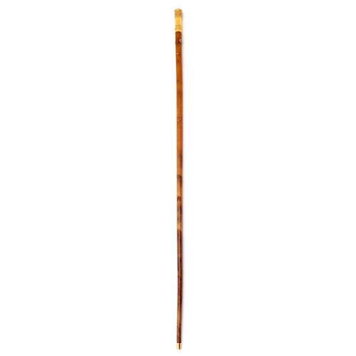 A CANE CANE en corne de rhinocéros, poignée sculptée de motifs floraux. Hauteur &hellip;