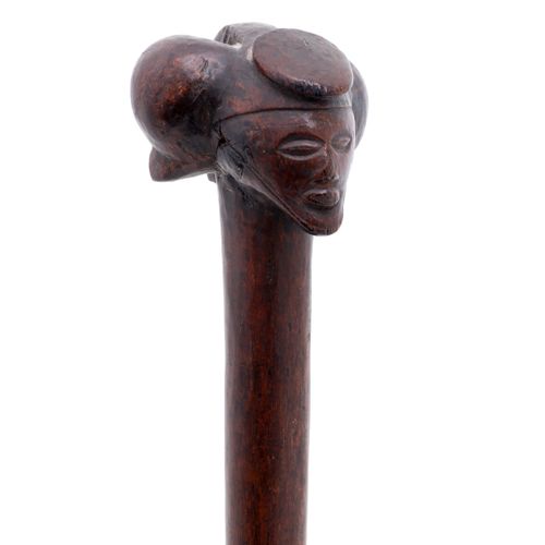 A CHOKWE CHIEF STICK 一根乔克韦酋长棍子 异国木材，上面有酋长的头像。铁架子。自然磨损和铜锈。安哥拉，19世纪。高度：51.5厘米。