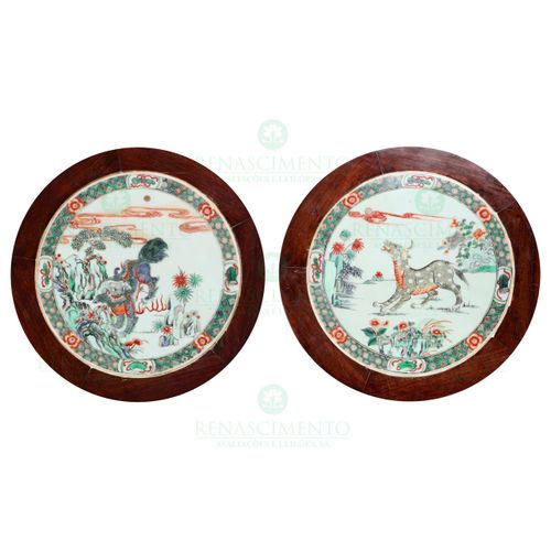 A PAIR OF STOOLS Paire de tabourets Tamarind, avec plaques appliquées en porcela&hellip;