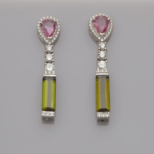Null Coppia di pendenti per orecchie in oro bianco (750‰) con zaffiro rosa a for&hellip;