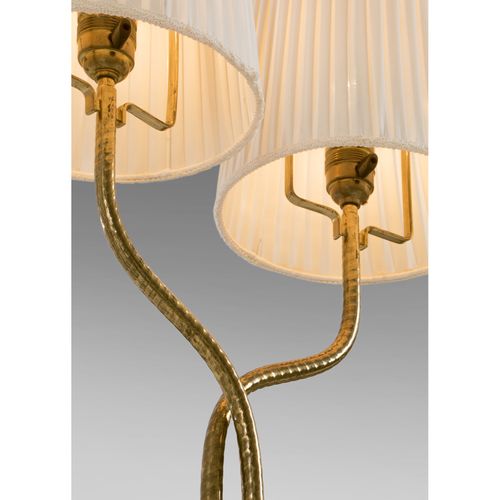 Null Paavo Tynell (1890-1973)

Lampe de table - Pièce unique

Laiton et textile
&hellip;