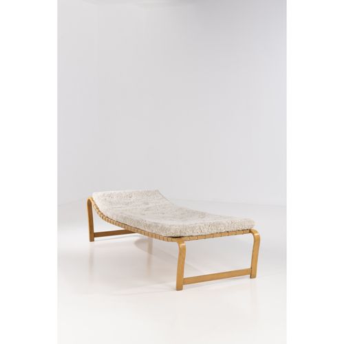 Null Bruno Mathsson (1907-1988)

Daybed

Birch wood, canvas and fabric

Edited b&hellip;