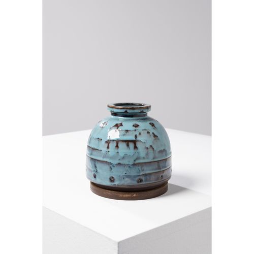 Null Wilhelm Kåge (1889-1960)

Farsta

Vase

Céramique émaillée et base en bois
&hellip;