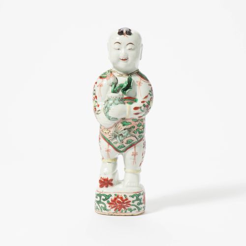 A Chinese famille verte figure of a boy 中国青花瓷男孩形象
康熙时期(1662-1722)
站在基座上，手里拿着一个花瓶&hellip;