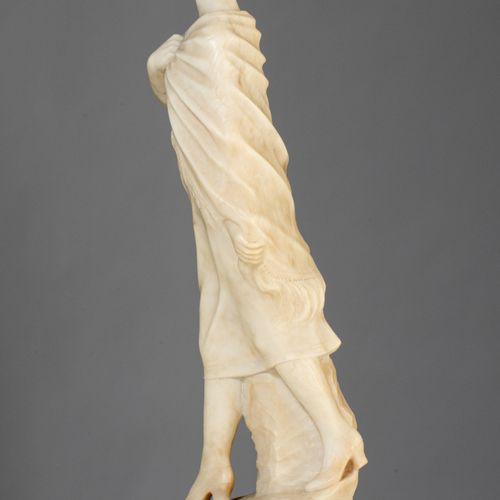 A Carrara marble sculpture of an elegant lady, ca. 1920, H 51 cm Scultura in mar&hellip;
