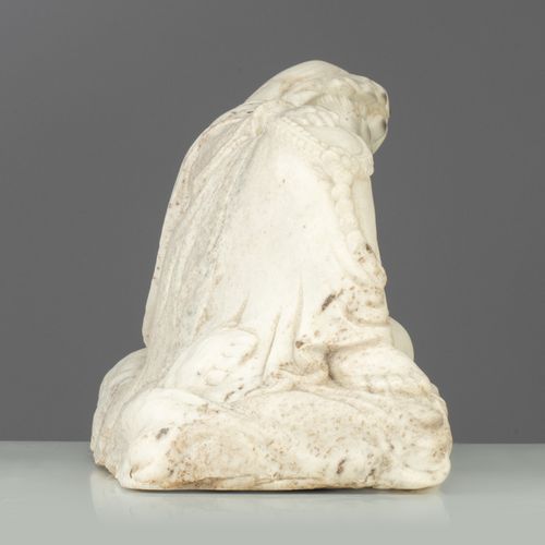 A Carrara marble sculpture of a reclining Guanyin, H 25 - W 57 cm Skulptur einer&hellip;