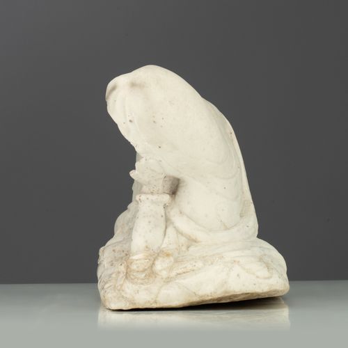 A Carrara marble sculpture of a reclining Guanyin, H 25 - W 57 cm Escultura de m&hellip;
