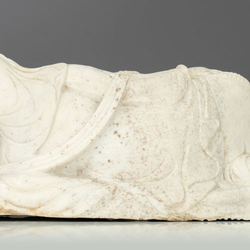 A Carrara marble sculpture of a reclining Guanyin, H 25 - W 57 cm Scultura in ma&hellip;