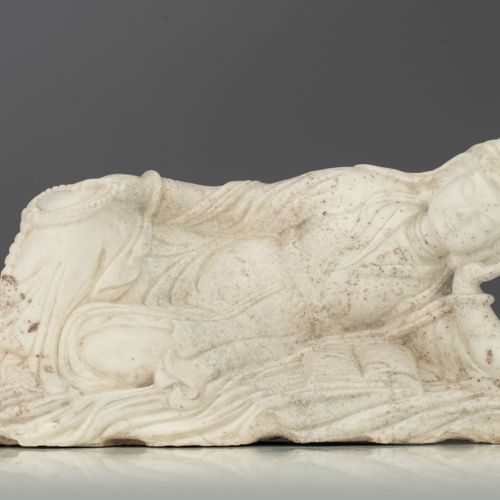 A Carrara marble sculpture of a reclining Guanyin, H 25 - W 57 cm 卡拉拉大理石观音卧像，高25&hellip;