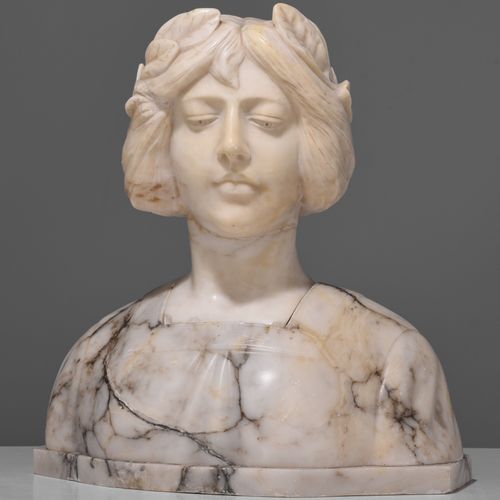 A Carrara marble and alabaster bust of the goddess Victoria, H 44,5 cm Buste en &hellip;