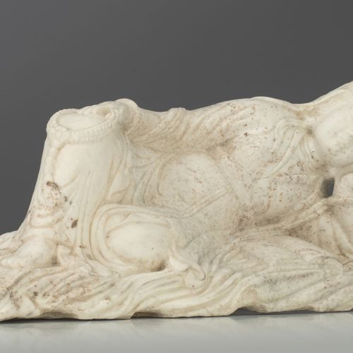 A Carrara marble sculpture of a reclining Guanyin, H 25 - W 57 cm Escultura de m&hellip;