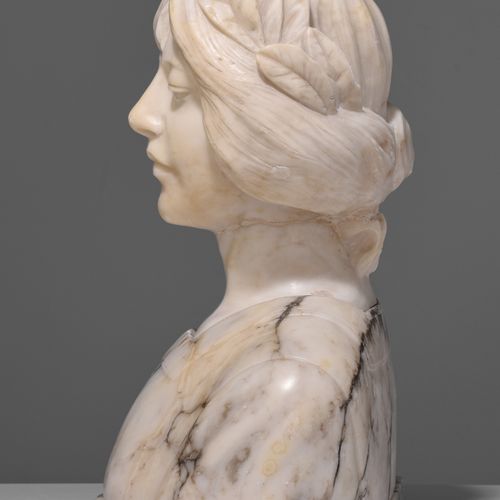 A Carrara marble and alabaster bust of the goddess Victoria, H 44,5 cm Buste en &hellip;