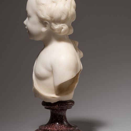 The bust of a putto, Carrara marble on a porphyry base, H 24 cm Busto de un putt&hellip;