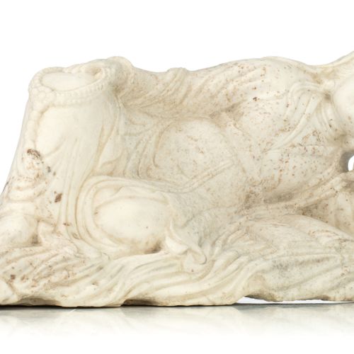 A Carrara marble sculpture of a reclining Guanyin, H 25 - W 57 cm Sculpture en m&hellip;