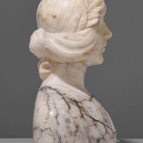 A Carrara marble and alabaster bust of the goddess Victoria, H 44,5 cm Buste en &hellip;
