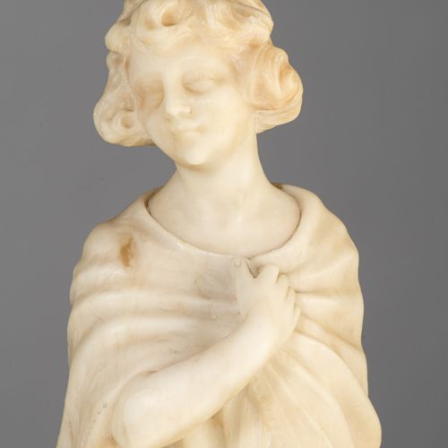 A Carrara marble sculpture of an elegant lady, ca. 1920, H 51 cm Sculpture en ma&hellip;