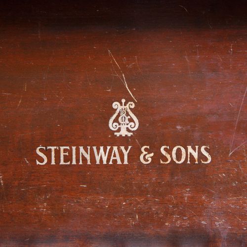 ANTIQUE STEINWAY AND SONS GRAND PIANO AND BENCH 一架古董施坦威三角钢琴，大约在1919年，序列号198631；尺&hellip;