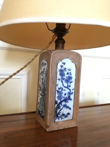 Null Japon XIXe. Vase bouteille à section carrée en porcelaine à décor peint en &hellip;