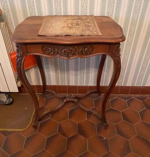 Null Une table à écrire en bois naturel - Style Louis XV
Une chaise en bois natu&hellip;
