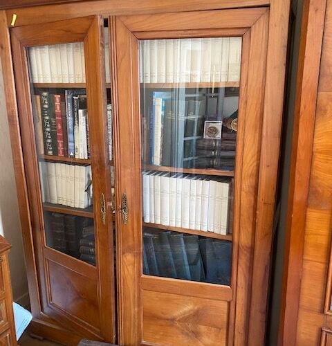 Null Une armoire bibliothèque en bois naturel et bois de placage Style Louis-Phi&hellip;