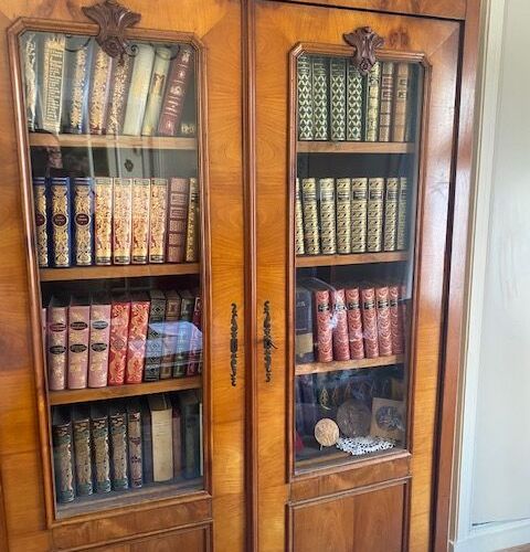 Null Une armoire bibliothèque en bois de placage et acajou - Style Anglais

VENT&hellip;