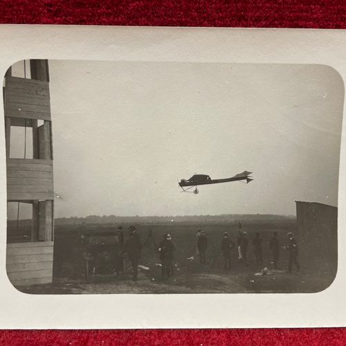 吕西安 洛特(1885 1978) 
1909年，飞机在控制塔上转弯 
1909年8月在兰斯举办的第一届航空周。 
5个时期的银版画，最大的是120 x 169&hellip;