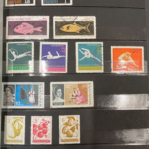 一箱邮票：许多未取消的面额，首日封，集邮册，大宗。