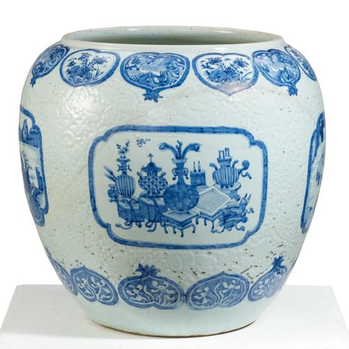 Null Chine. Période Kangxi (1622-1722). 

Porcelaine à glaçure blanche et décor &hellip;