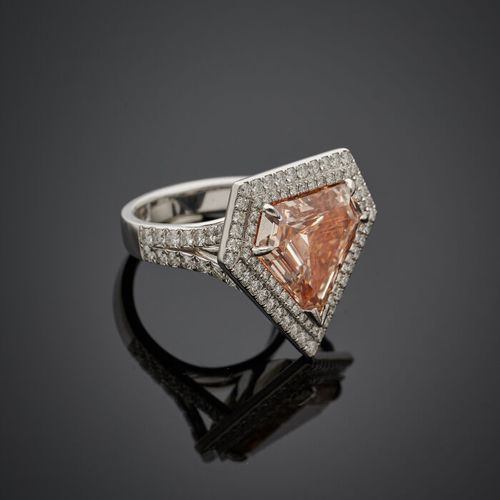 Null 重要的铂金(950‰)戒指，镶嵌了一颗 "钻石 "形状的花式切割钻石，重达7.63克拉，呈浅橙红色，周围和肩部有明亮型切割钻石。

手指大小：53-5&hellip;