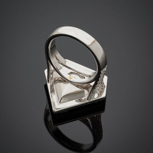 Null 重要的铂金(950‰)戒指，镶嵌了一颗 "钻石 "形状的花式切割钻石，重达7.63克拉，呈浅橙红色，周围和肩部有明亮型切割钻石。

手指大小：53-5&hellip;