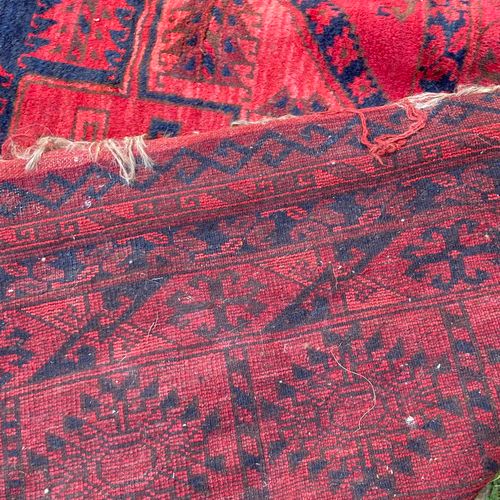 Grand tapis perse en laine, fond rouge à décor de médaillons à motifs géométriqu&hellip;