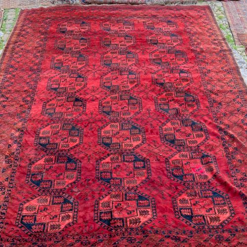 Grand tapis perse en laine, fond rouge à décor de médaillons à motifs géométriqu&hellip;