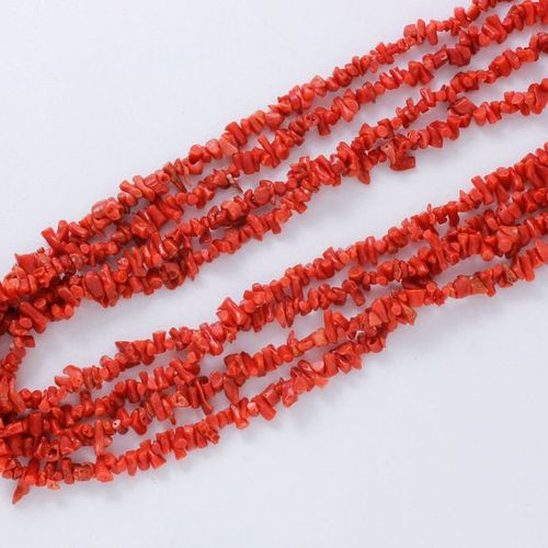 Null Collier composé de 4 rangs de bâtonnets de corail, agrémenté d'un fermoir e&hellip;