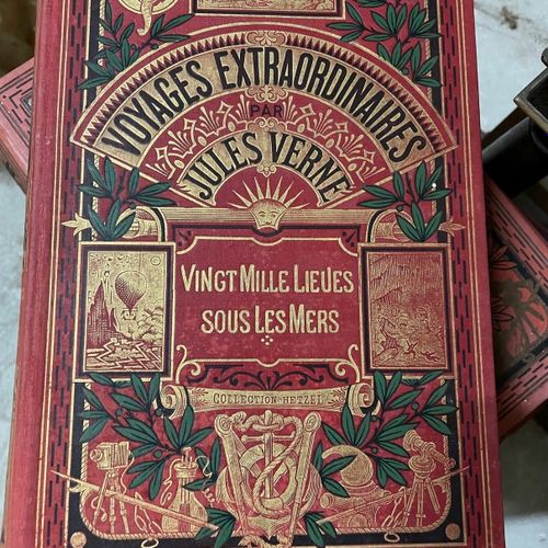Lot de volumes : Jules Verne dont trois éditions au phare, et livres divers du X&hellip;