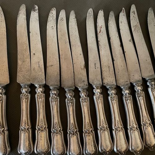 Douze couteaux en acier à manches en argent fourré (poids à venir). 
Poids brut &hellip;