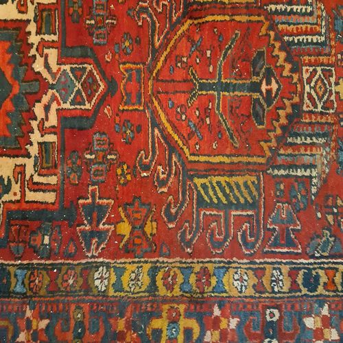 Null TAPIS galerie à fond rouge à décor de motifs géométriques.
320 x 102 cm
