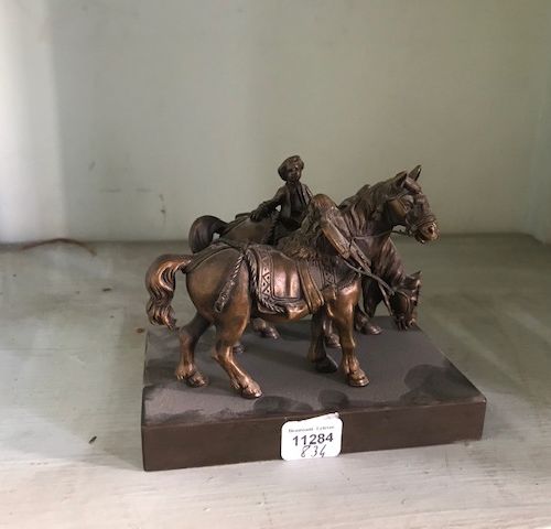 11284/834 Deux chevaux harnachés, l'un monté par un garçonnet.
Epreuve en bronze&hellip;