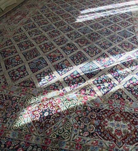 11717/105 Grand tapis turc à décor floral dans des losanges (330 x 520 cm).