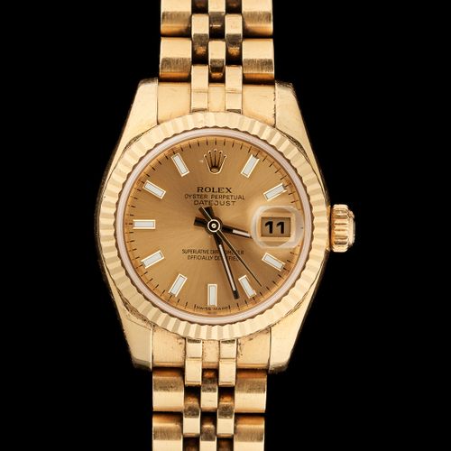 ROLEX. 手表：女士腕表，全套18K黄金，黄金表盘，自动机芯。 
来自劳力士，型号为 "Oyster Perpetual Datejust"。 
带着它的原&hellip;