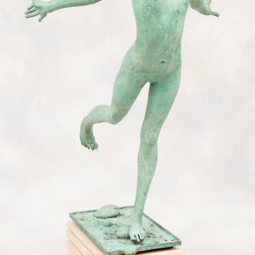 René JULIEN École belge (1937-2016). 青铜雕塑，有绿色的铜锈：青春期的女孩。
签名：René Julien.
尺寸：高140&hellip;