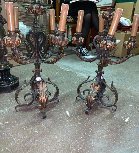 Null PAIRE DE CANDELABRES en fer forgé et tôle dorée à quatre lumières.
Vers 194&hellip;