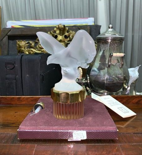 Null LALIQUE
FLACON de parfume modèle Mascotte à l'aigle.
H. : 16 cm
On y joint &hellip;