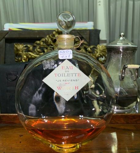 Null LALIQUE
FLACON de parfume modèle Mascotte à l'aigle.
H. : 16 cm
On y joint &hellip;